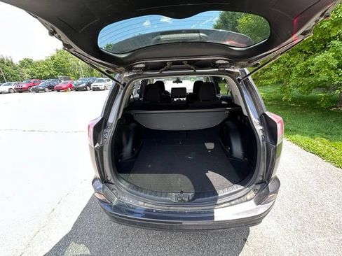 Used 2018 Toyota RAV4 LE AWD/4WD image 10