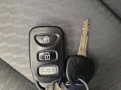 Used 2014 Hyundai Elantra SE FWD image 32