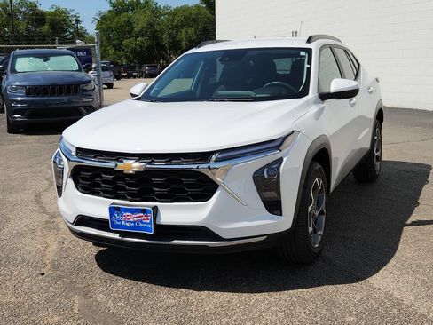 Used 2025 Chevrolet Trax LT FWD image 4