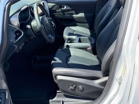 New 2026 Chrysler Pacifica Select AWD/4WD image 22