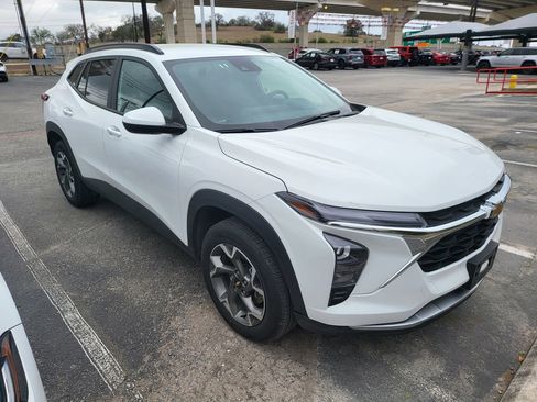 Used 2025 Chevrolet Trax LT w/ LT Convenience Package image 14