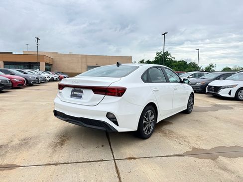 Used 2023 Kia Forte LXS w/ LXS Technology Package FWD image 5