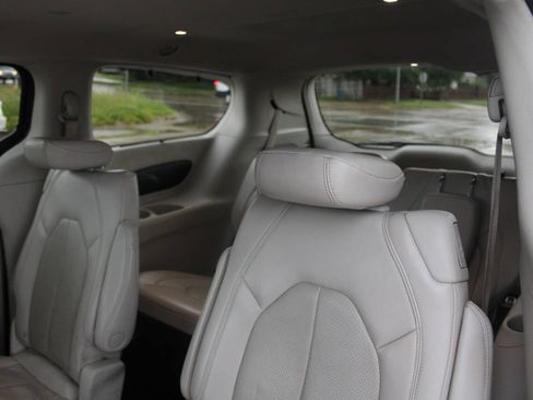 Used 2021 Chrysler Pacifica Touring-L FWD image 17