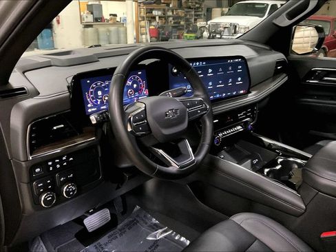 Used 2025 Chevrolet Suburban Z71 AWD/4WD image 13