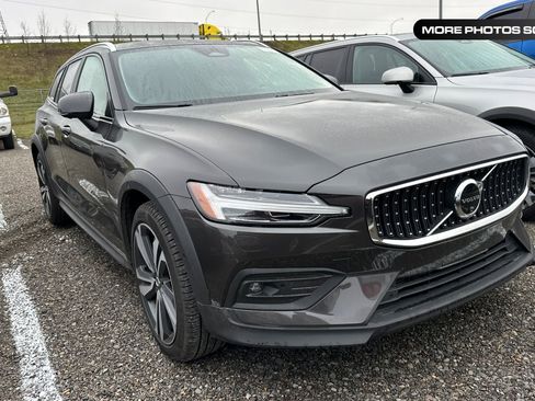 Used 2025 Volvo V60 B5 Cross Country Plus image 1