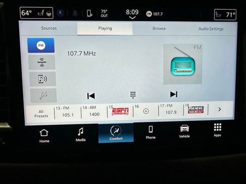 Used 2023 Chrysler Pacifica Touring-L image 27