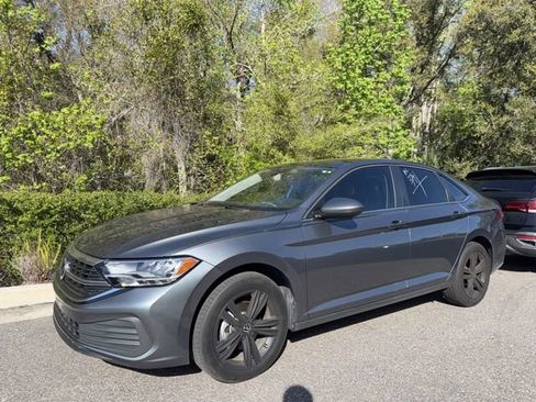 Certified 2023 Volkswagen Jetta SE w/ Panoramic Sunroof Package image 3