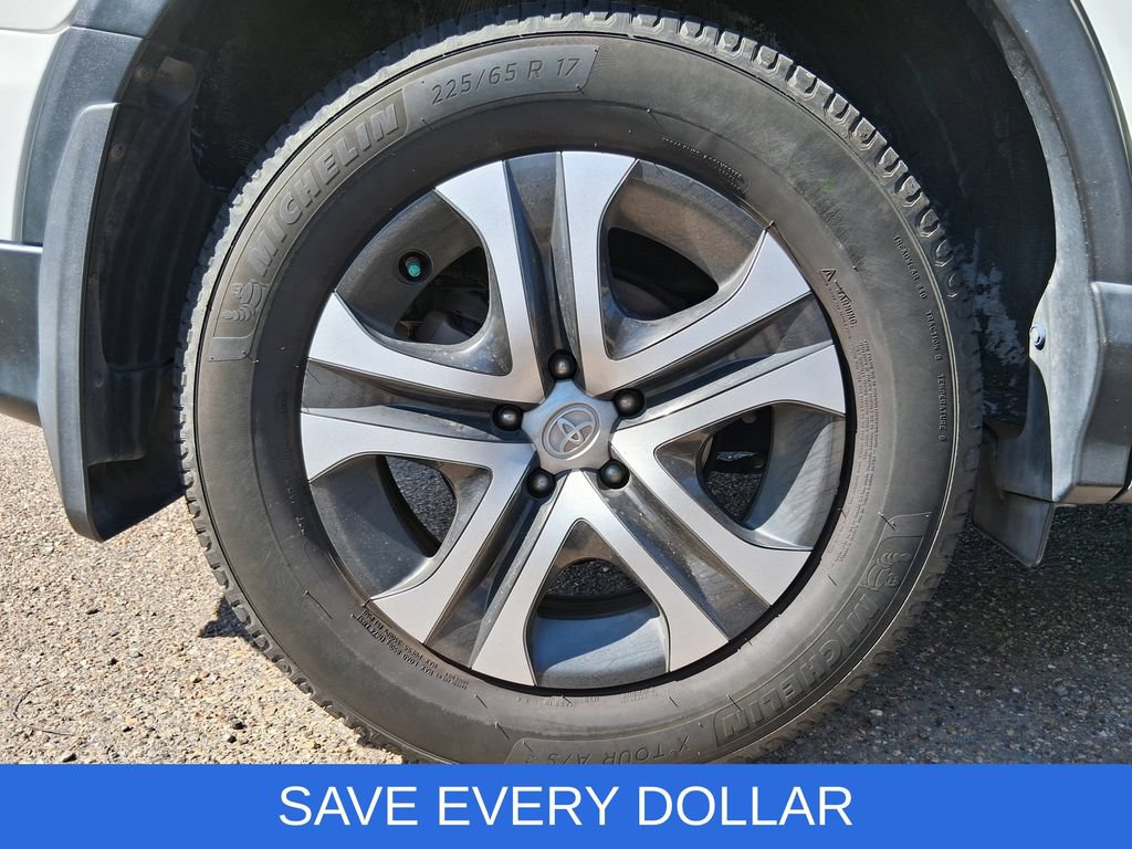 Used 2018 Toyota RAV4 LE FWD image 19
