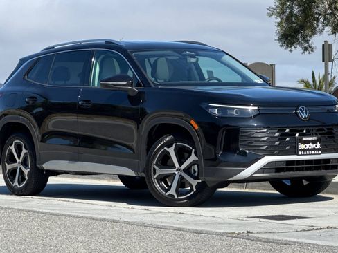 New 2025 Volkswagen Tiguan SE image 2