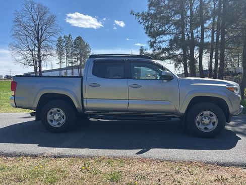 Used 2017 Toyota Tacoma SR5 w/ Tow Package image 4