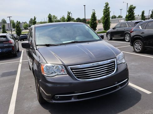 Used 2016 Chrysler Town & Country Touring FWD image 4