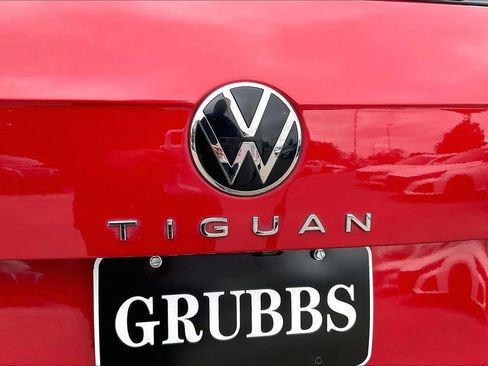 Used 2022 Volkswagen Tiguan SE image 42