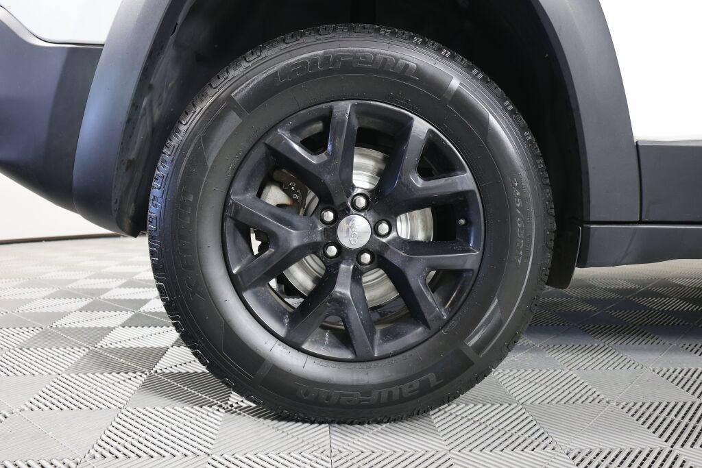 Used 2015 Jeep Cherokee Trailhawk w/ Comfort/Convenience Group AWD/4WD image 7