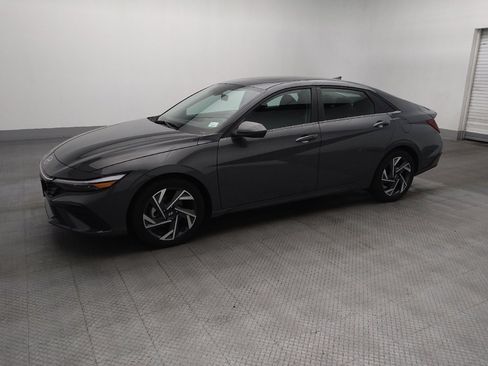 Used 2025 Hyundai Elantra SEL FWD image 2