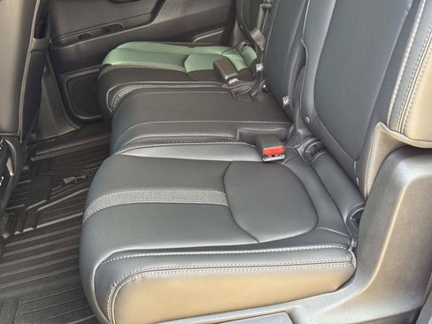 Used 2025 Honda Pilot Touring image 18