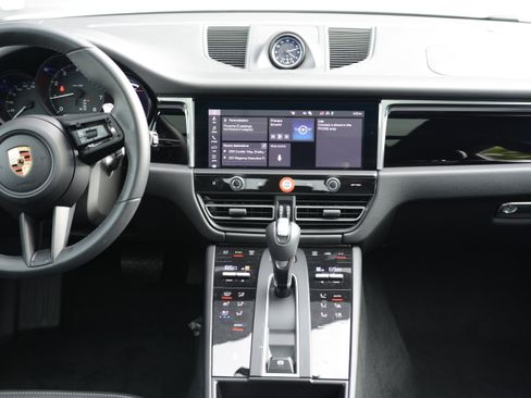 Used 2026 Porsche Macan AWD/4WD image 17