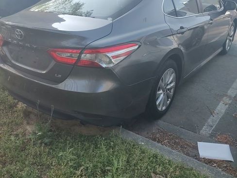 Used 2018 Toyota Camry LE image 3