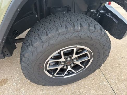 Used 2025 Jeep Wrangler Unlimited Rubicon w/ Convenience Group AWD/4WD image 25