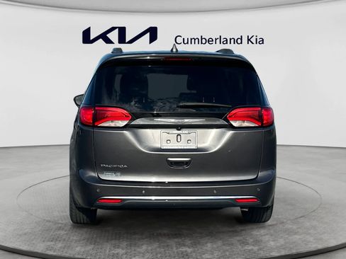 Used 2020 Chrysler Pacifica Touring-L w/ Tire & Wheel Group FWD image 4