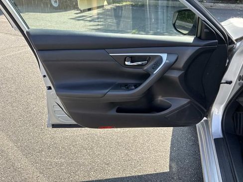 Used 2016 Nissan Altima 3.5 SL FWD image 13