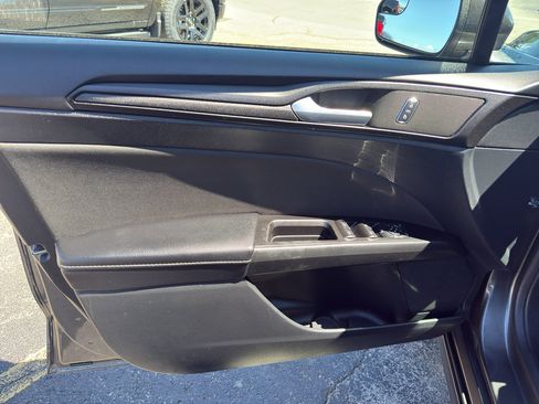 Used 2018 Ford Fusion SE w/ Equipment Group 201A FWD image 13