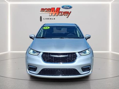 Used 2023 Chrysler Pacifica Touring-L FWD image 2