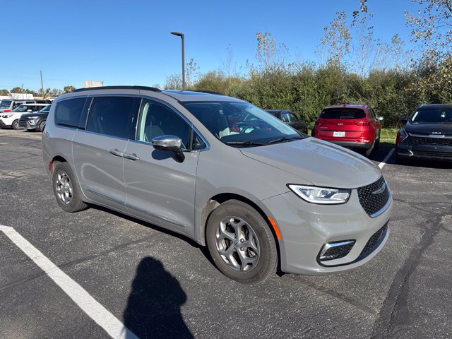 Used 2023 Chrysler Pacifica Limited w/ Uconnect Theater Family Group AWD/4WD image 4