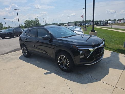 Used 2025 Chevrolet Trax LT FWD image 3