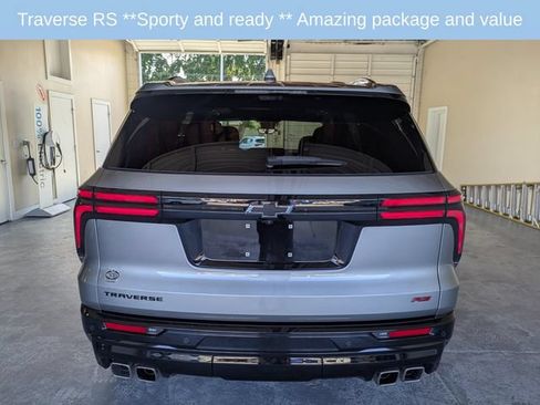 Used 2025 Chevrolet Traverse RS FWD image 5