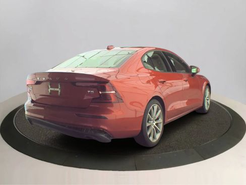 Used 2019 Volvo S60 T5 Momentum w/ Premium Package FWD image 2