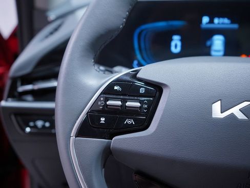 Used 2025 Kia Niro SX Touring image 20