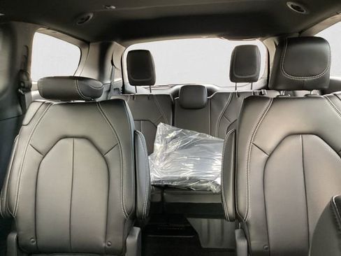 New 2026 Chrysler Pacifica Select image 14