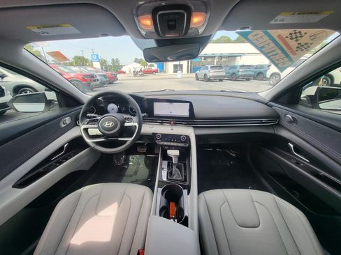 Used 2025 Hyundai Elantra Limited FWD image 15
