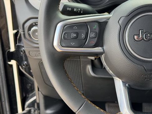 Used 2025 Jeep Wrangler Unlimited Sahara AWD/4WD image 11
