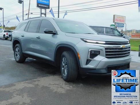 Used 2024 Chevrolet Traverse LT image 4