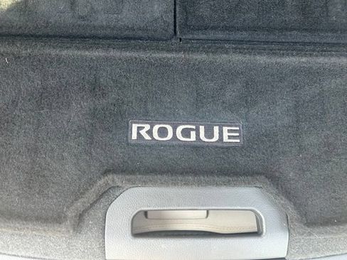 Used 2017 Nissan Rogue SV w/ SV Family Package FWD image 11