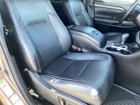 Used 2017 Toyota Highlander Limited w/ Carpet Mat Package AWD/4WD image 10