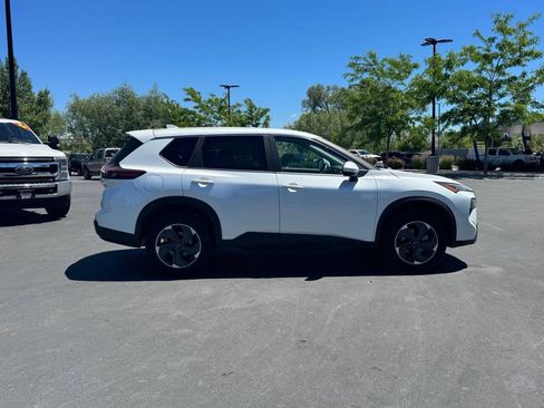 Used 2024 Nissan Rogue SV FWD image 8