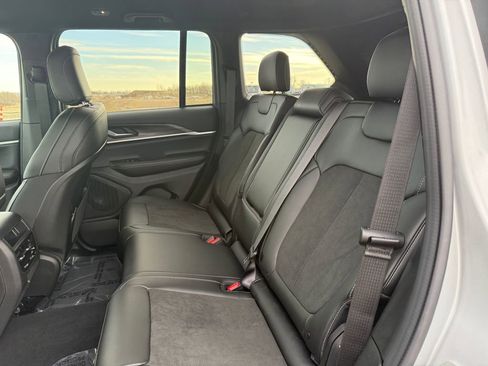 New 2026 Jeep Grand Cherokee Laredo image 12