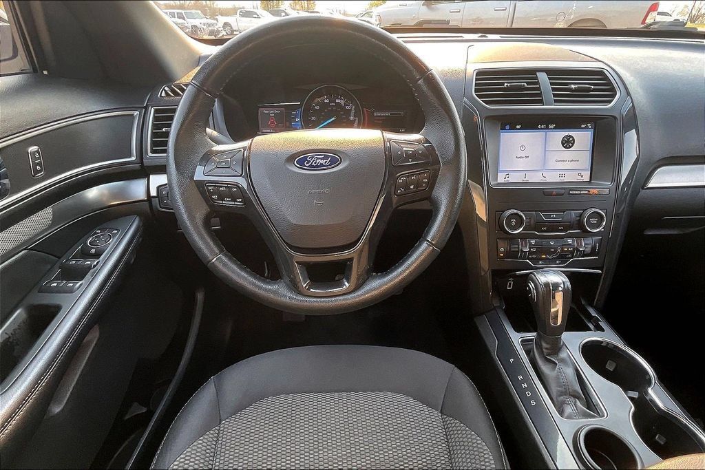 Used 2018 Ford Explorer XLT w/ Equipment Group 201A FWD image 5