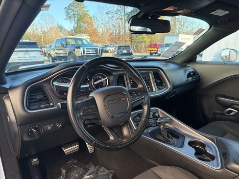 Used 2019 Dodge Challenger SXT image 11