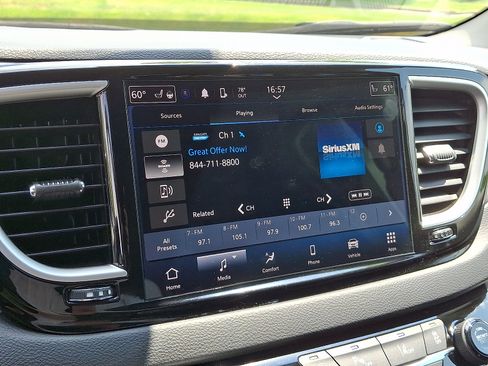 Used 2024 Chrysler Pacifica Touring-L FWD image 25