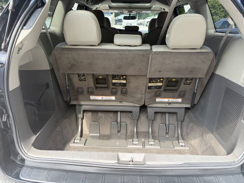 Used 2017 Toyota Sienna XLE Premium FWD image 8