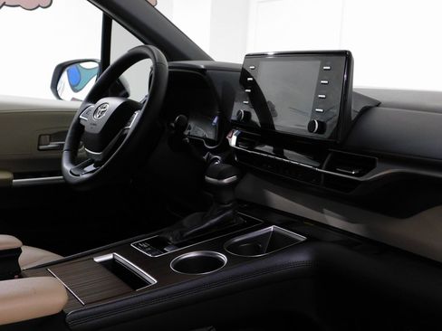 Used 2021 Toyota Sienna XLE image 93