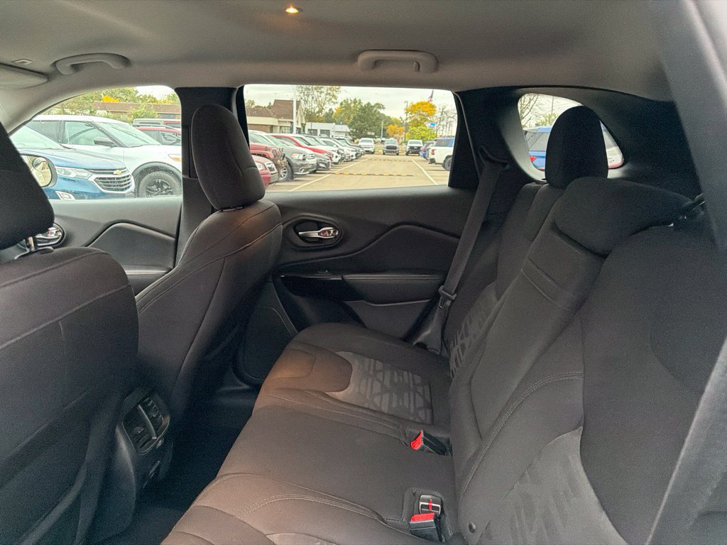 Used 2019 Jeep Cherokee Latitude w/ Cold Weather Group AWD/4WD image 9