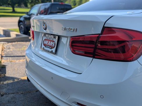Used 2017 BMW 320i xDrive Sedan AWD/4WD image 12
