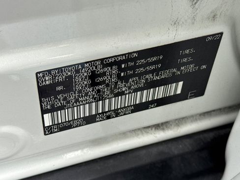 Used 2022 Toyota Venza XLE image 34