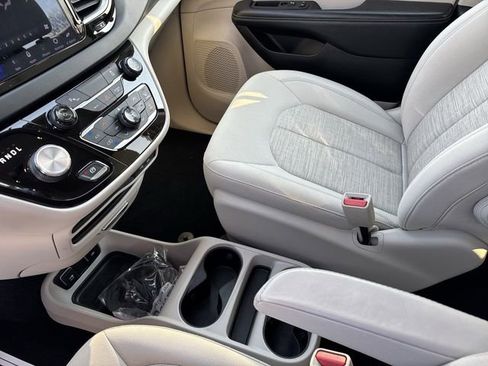 Used 2018 Chrysler Pacifica Touring Plus image 24