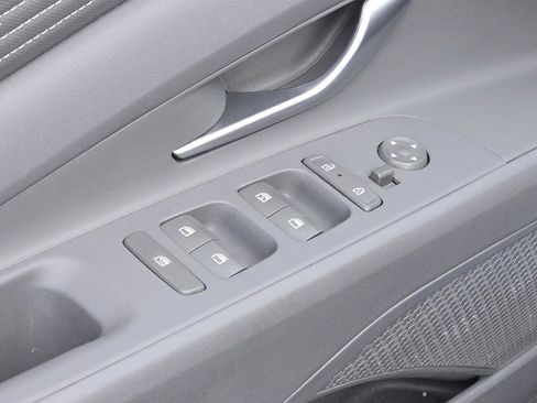 Used 2025 Hyundai Elantra SEL image 18