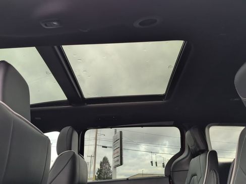 New 2026 Chrysler Pacifica Limited image 19